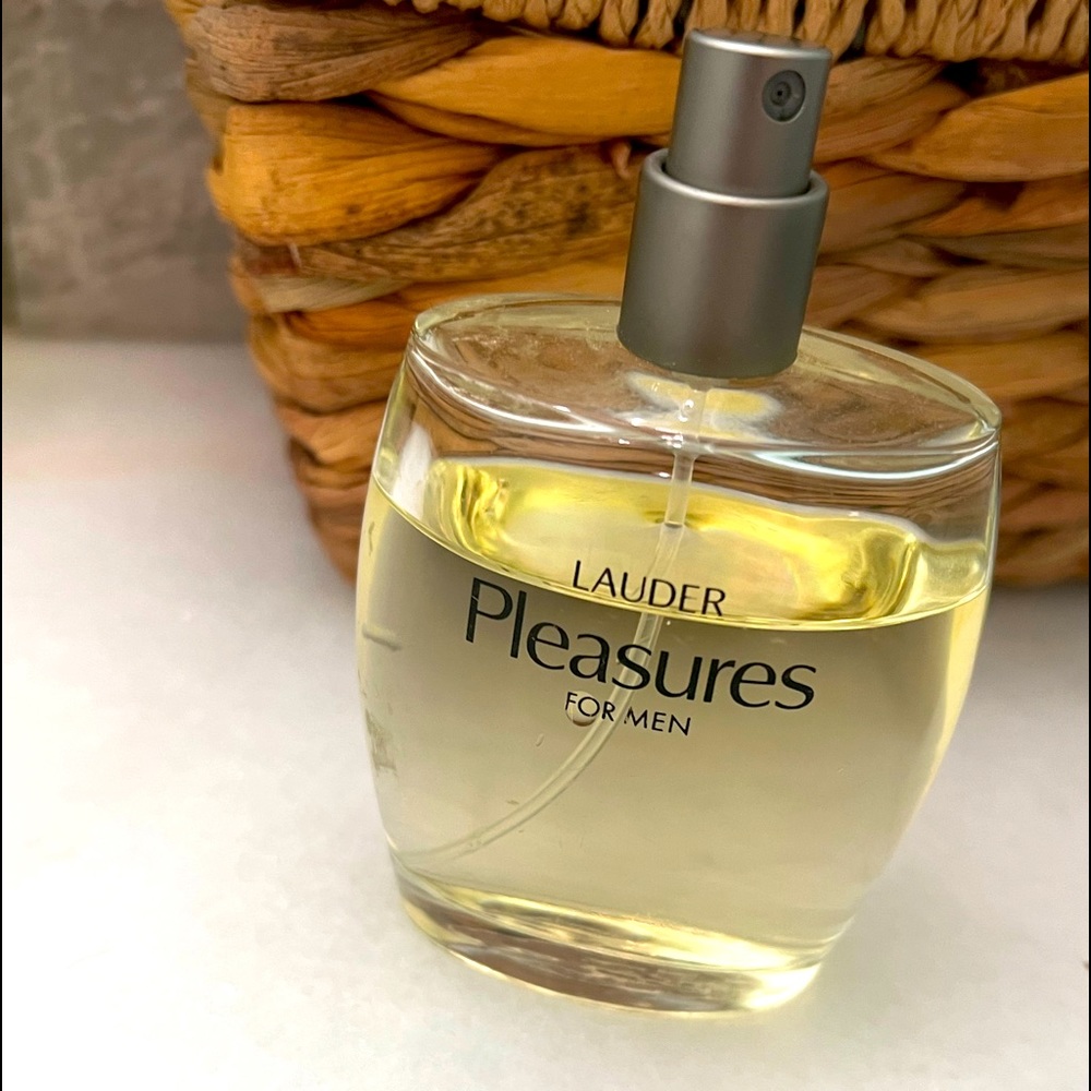 💙 Sharp dressed man! Estee Lauder Pleasures for men 90% full. Smells amazing!❤️